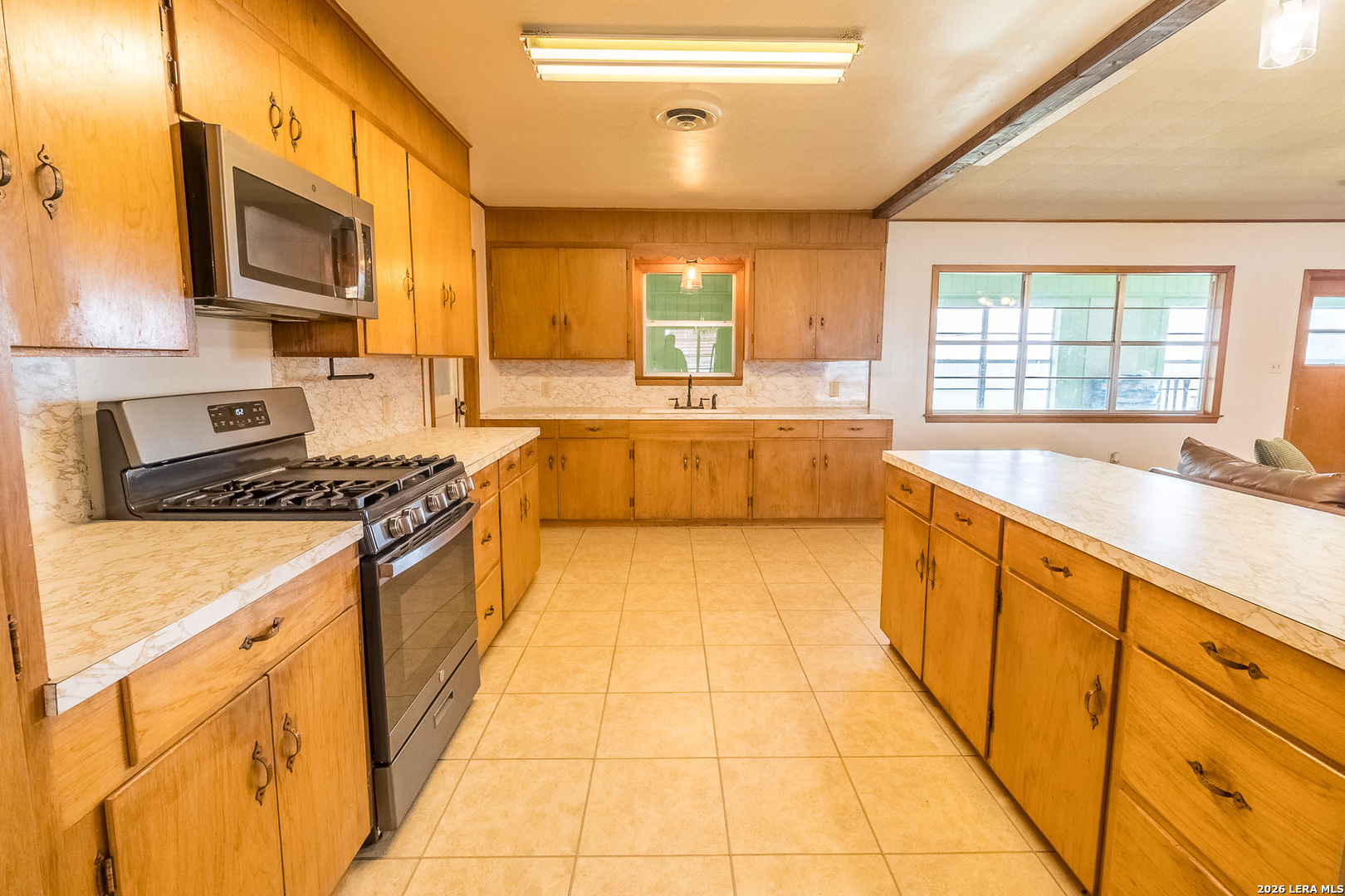 359 1st St, TX 78391