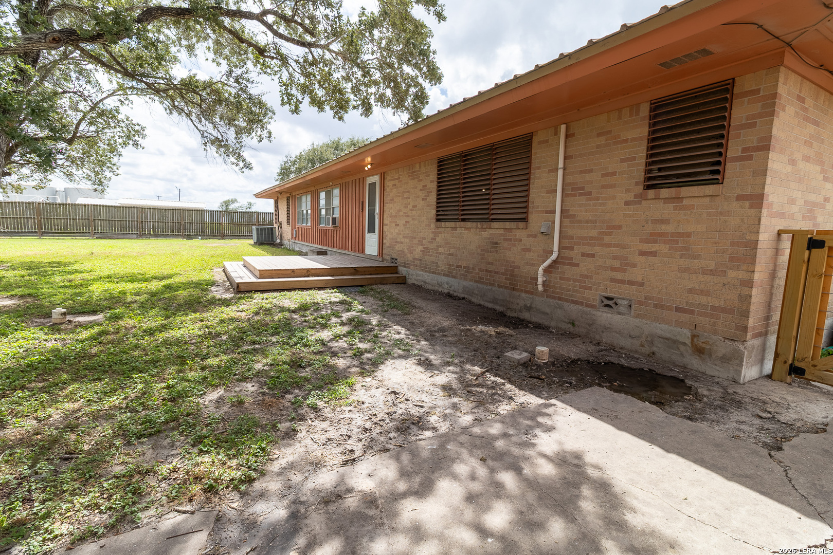 359 1st St, TX 78391