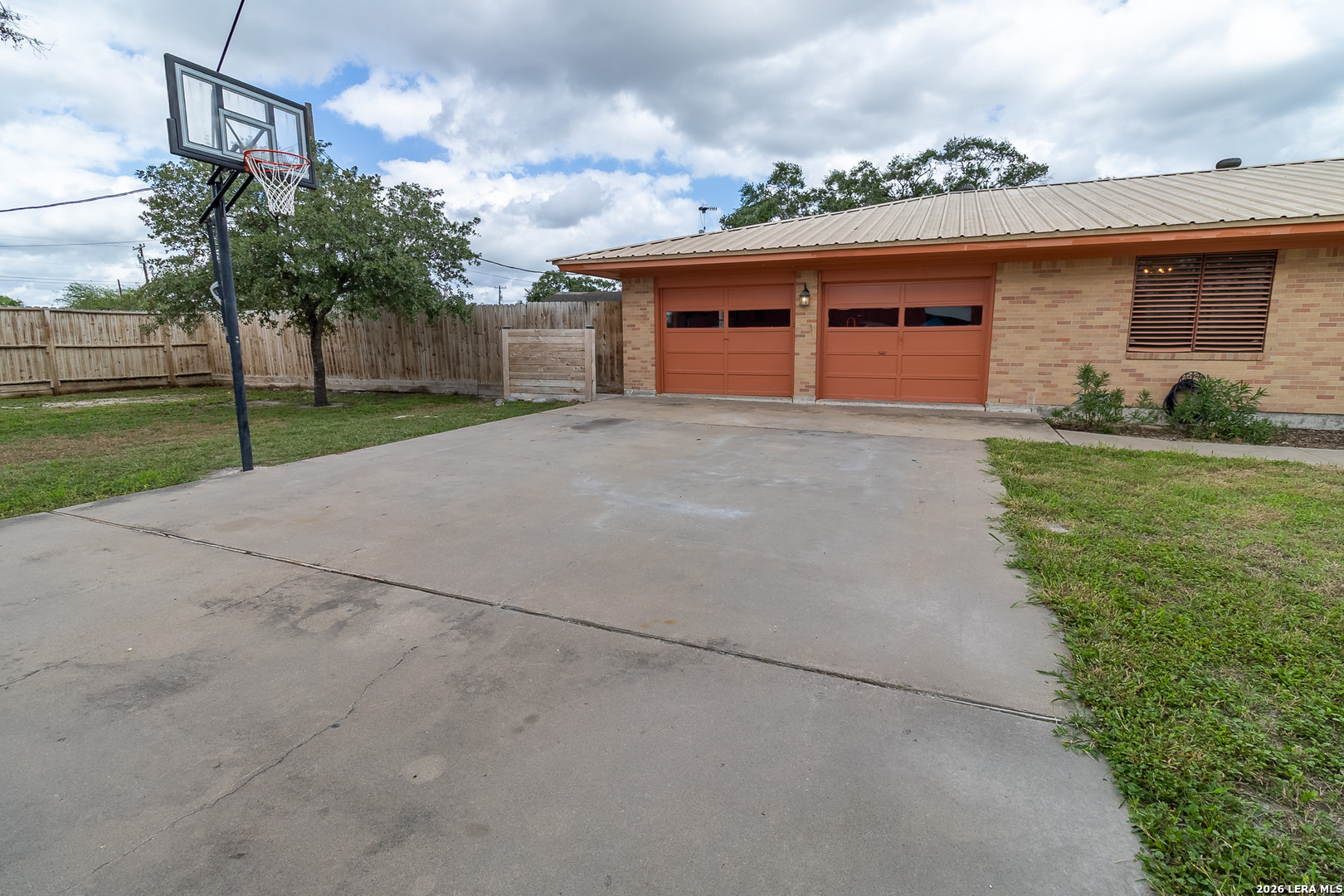 359 1st St, TX 78391