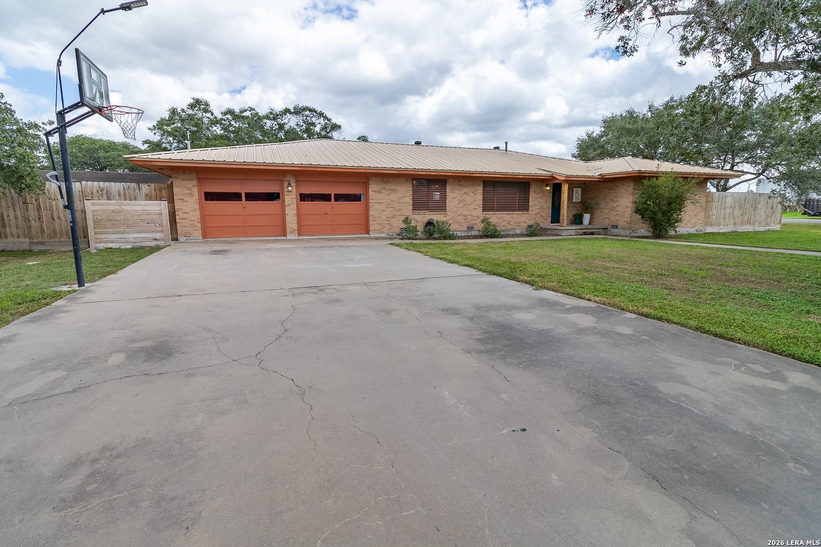 359 1st St, TX 78391