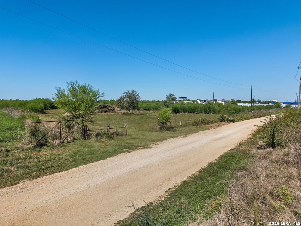 600 County Road 483, Nixon, TX 78140