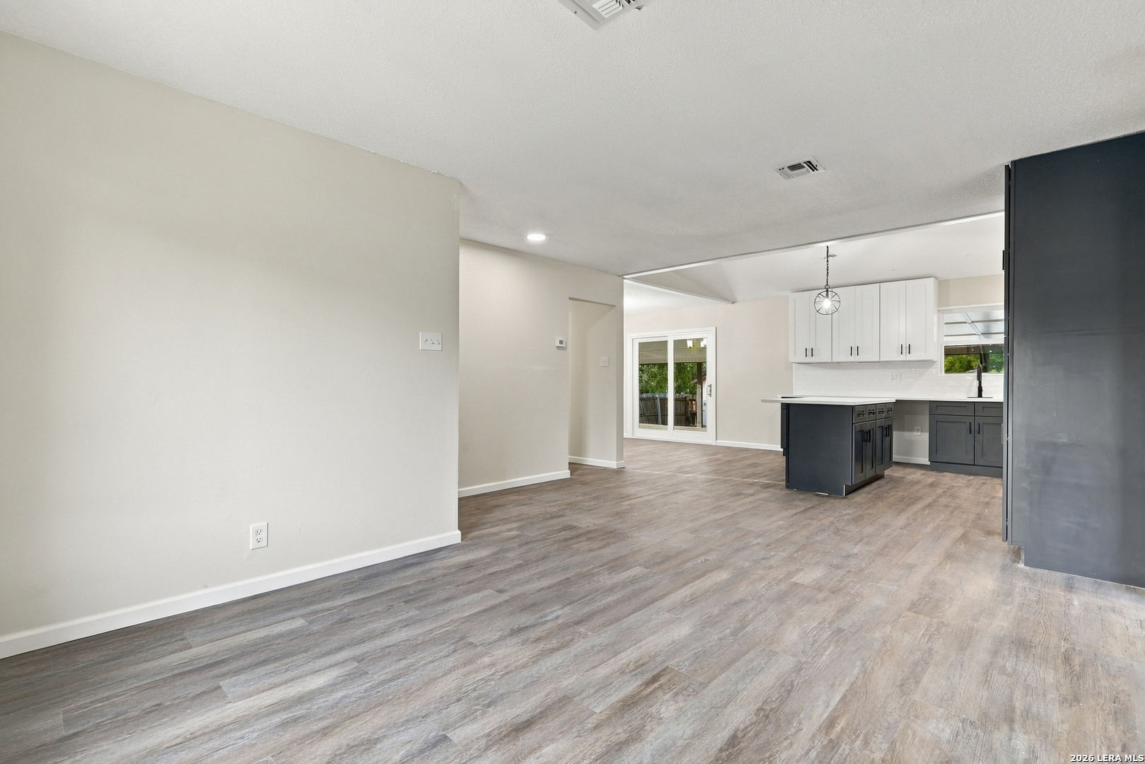7806 OAK FOREST DR, Live Oak, TX 78233