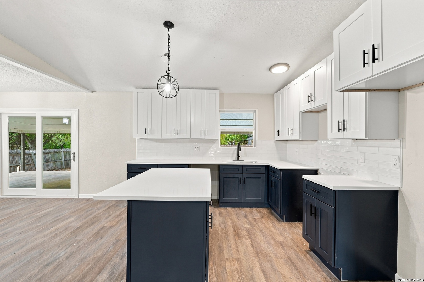 7806 OAK FOREST DR, Live Oak, TX 78233