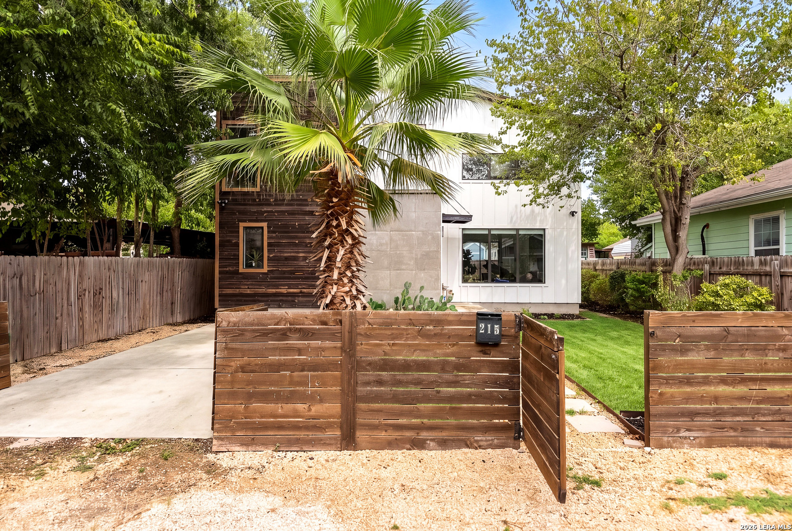 215 DOUGLAS WAY ST, San Antonio, TX 78210