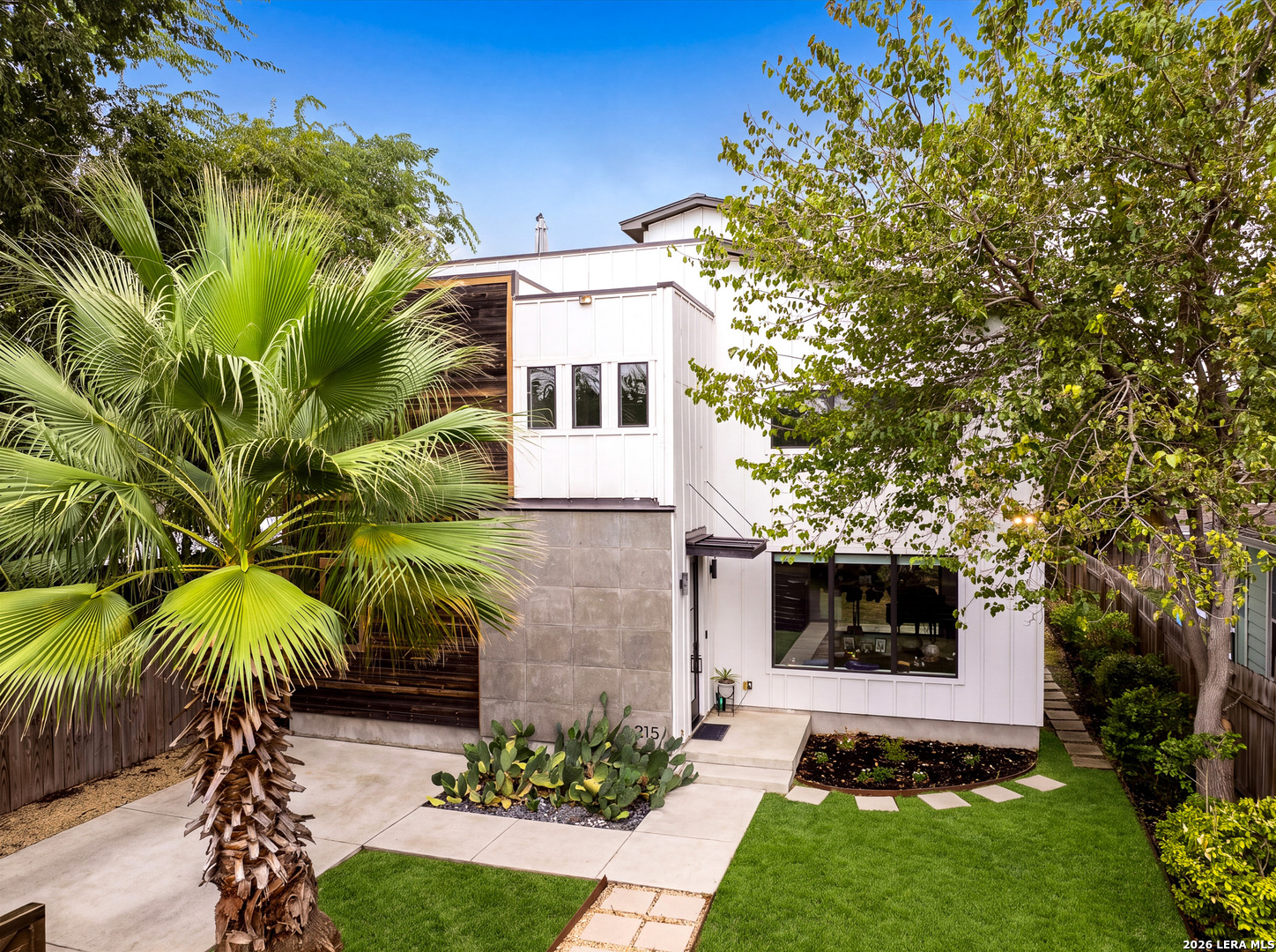 215 DOUGLAS WAY ST, San Antonio, TX 78210