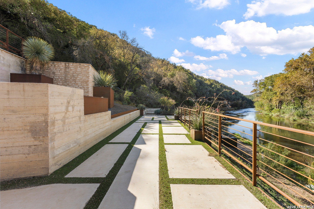 304 RIVERFRONT DR, New Braunfels, TX 78132