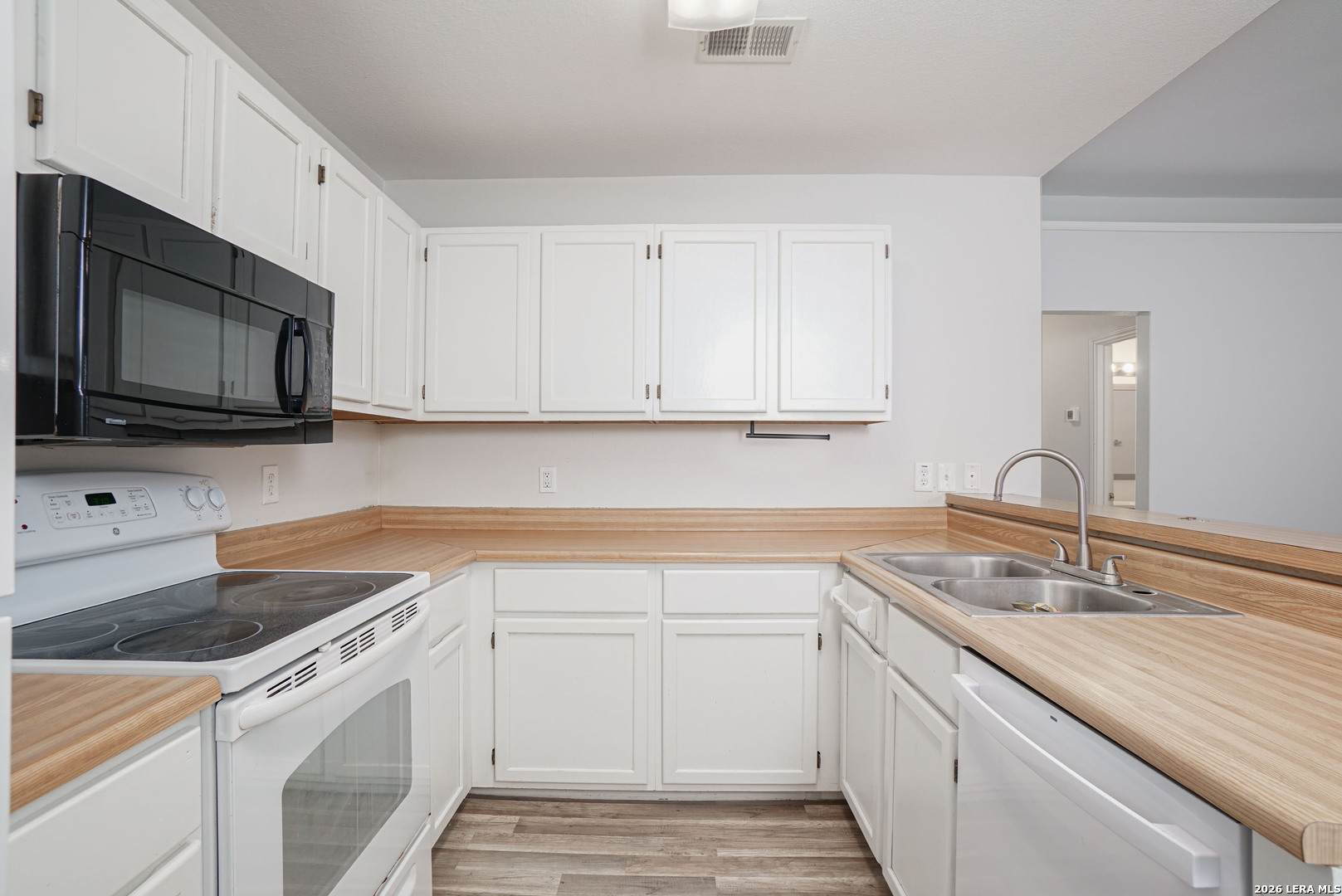 8523 Sir Galahad, San Antonio, TX 78240