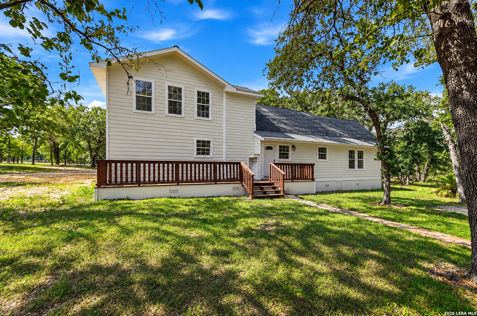 241 OAK HOLLOW DR, La Vernia, TX 78121