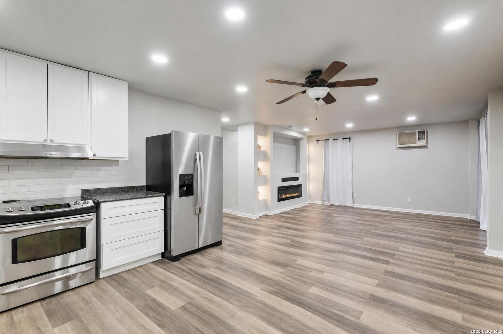 1403 MEADOW GLN, Adkins, TX 78101