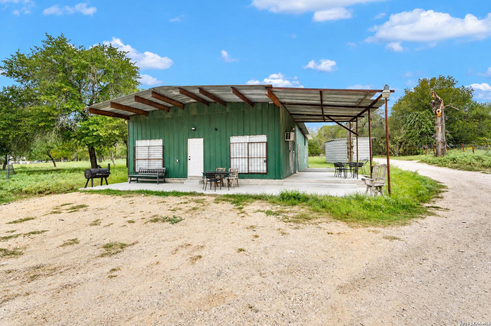 1403 MEADOW GLN, Adkins, TX 78101