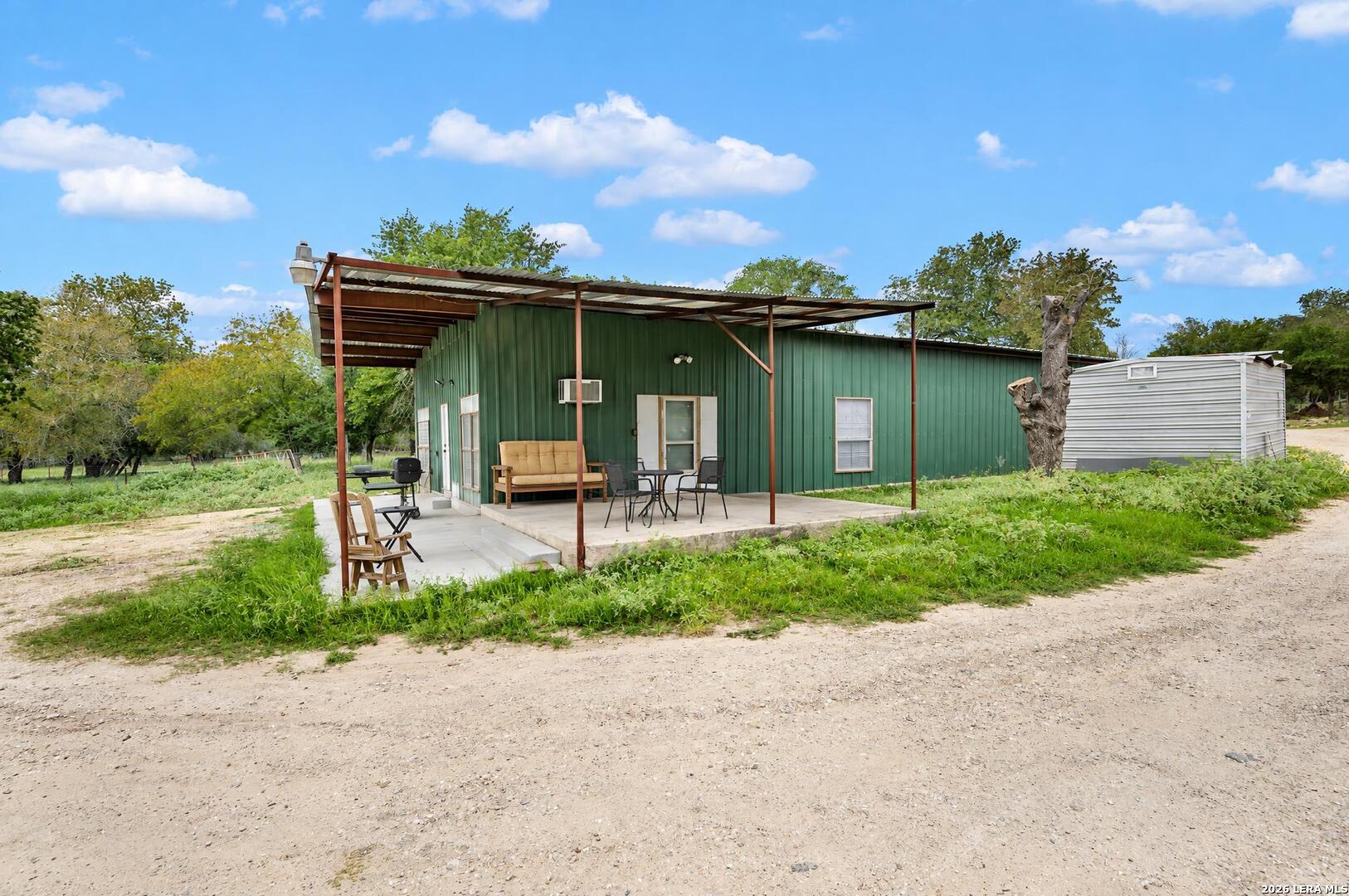 1403 MEADOW GLN, Adkins, TX 78101