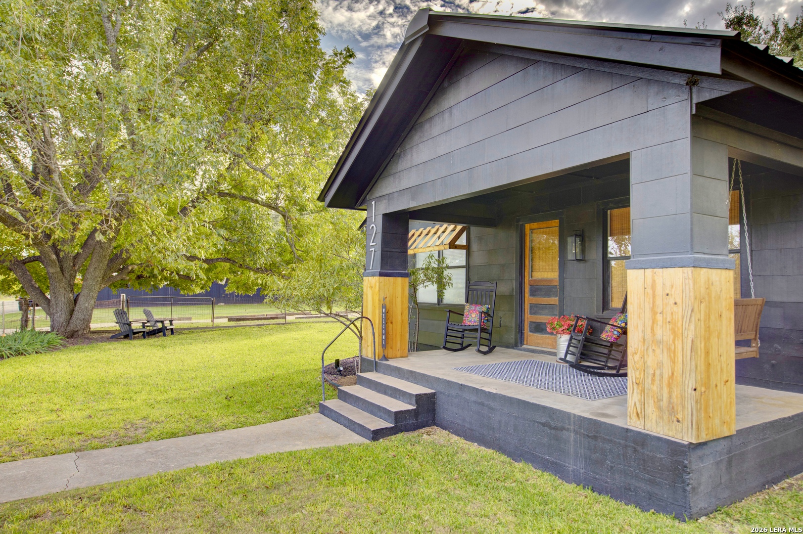 127 N PARK ST, Harper, TX 78631