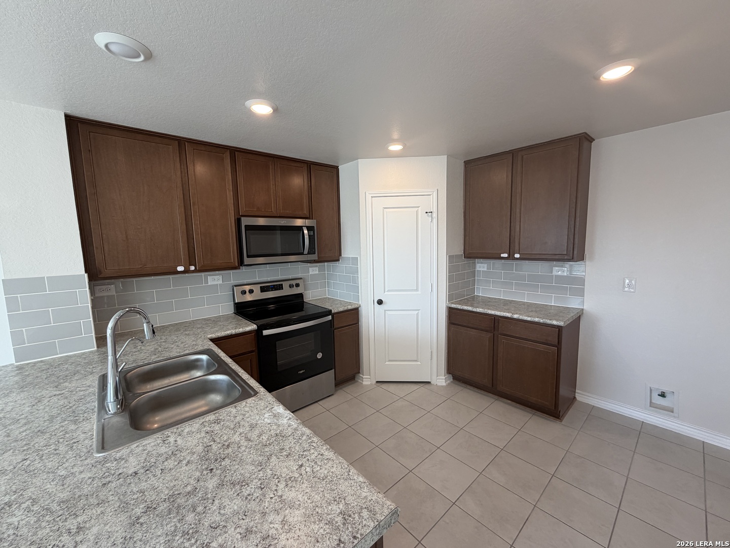 5022 BIG OAK RUN, Elmendorf, TX 78112
