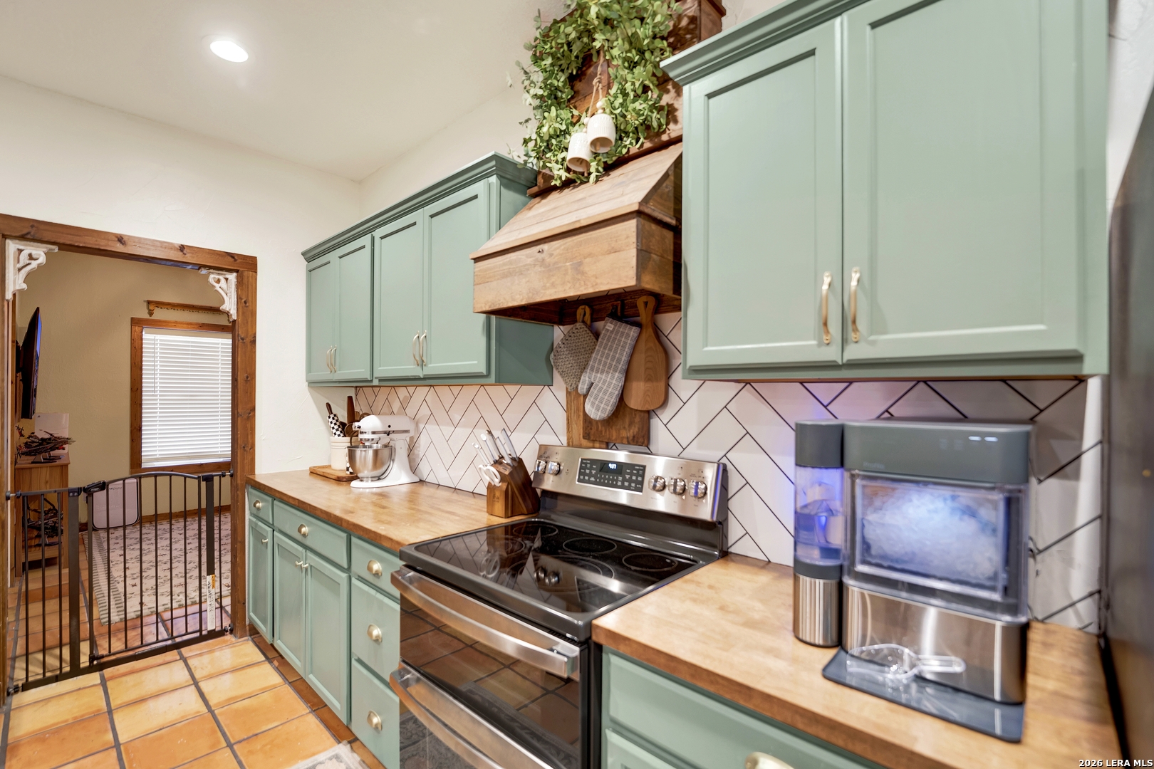 1831 County Road 7711, Devine, TX 78016
