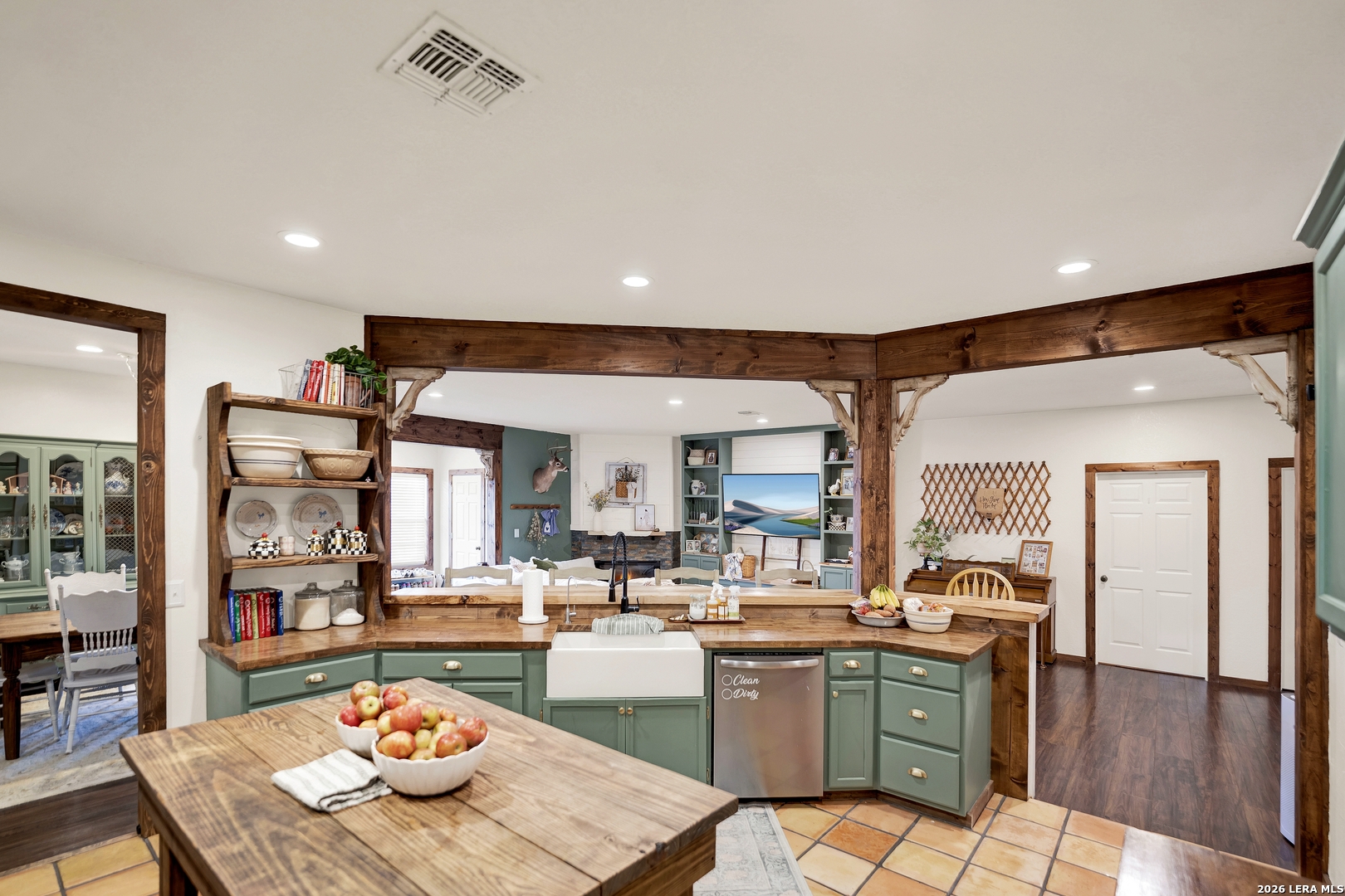 1831 County Road 7711, Devine, TX 78016