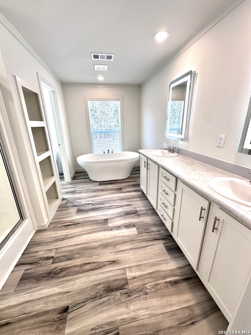882 Spur Rd, Lakehills, TX 78063