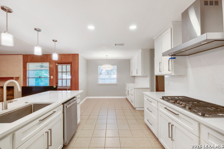 6018 Woodwick Dr, Windcrest, TX 78239