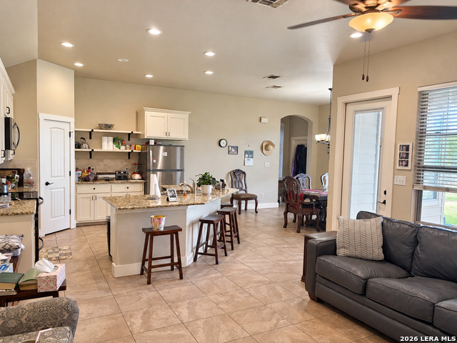 1828 WANDERING TRL, Pleasanton, TX 78064
