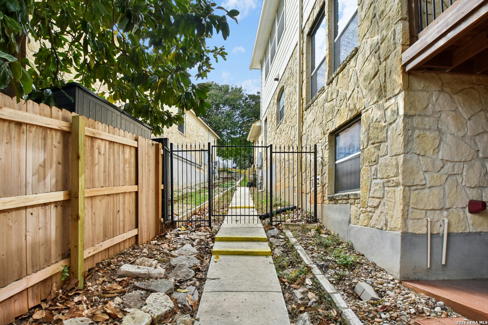 1118 CHARLISAS WAY, San Antonio, TX 78216