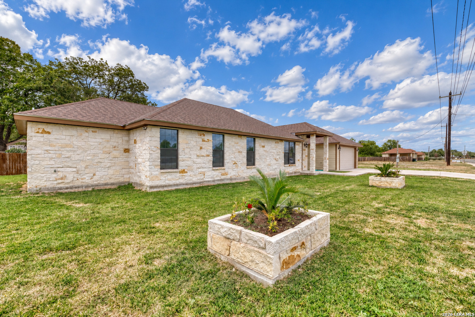 221 N BENSON RD, Uvalde, TX 78801