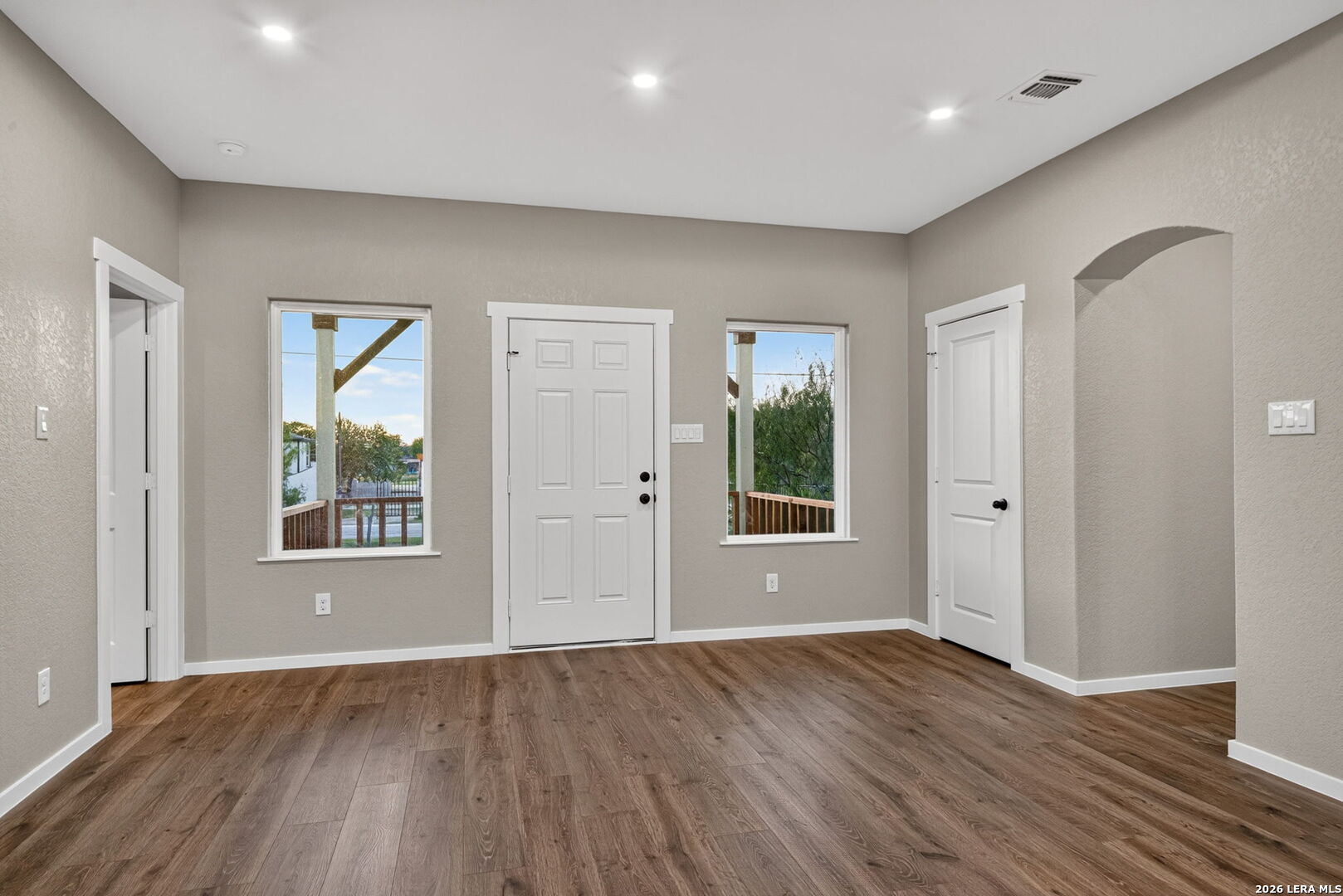 316 Royal Oaks Dr, Somerset, TX 78069