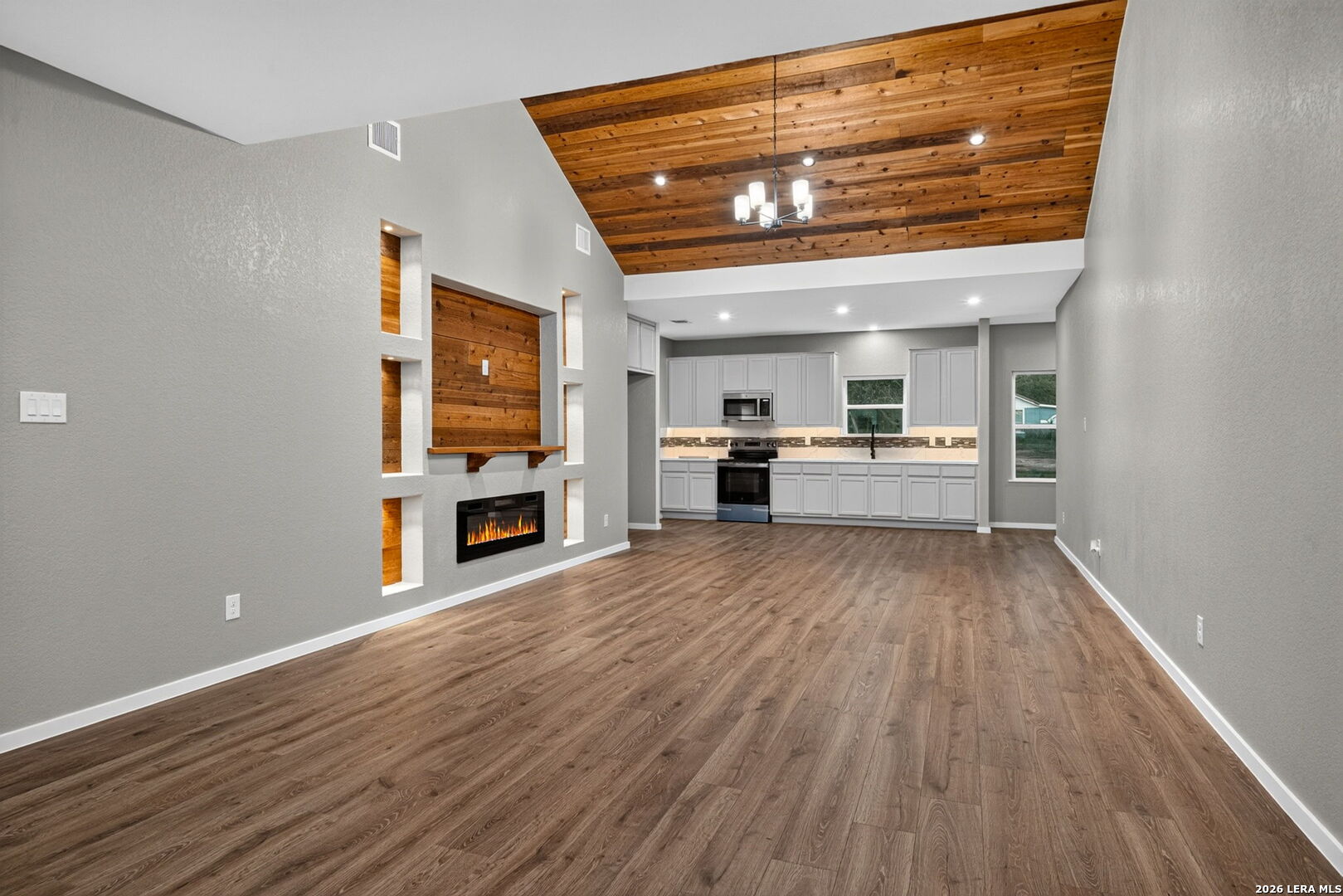 316 Royal Oaks Dr, Somerset, TX 78069
