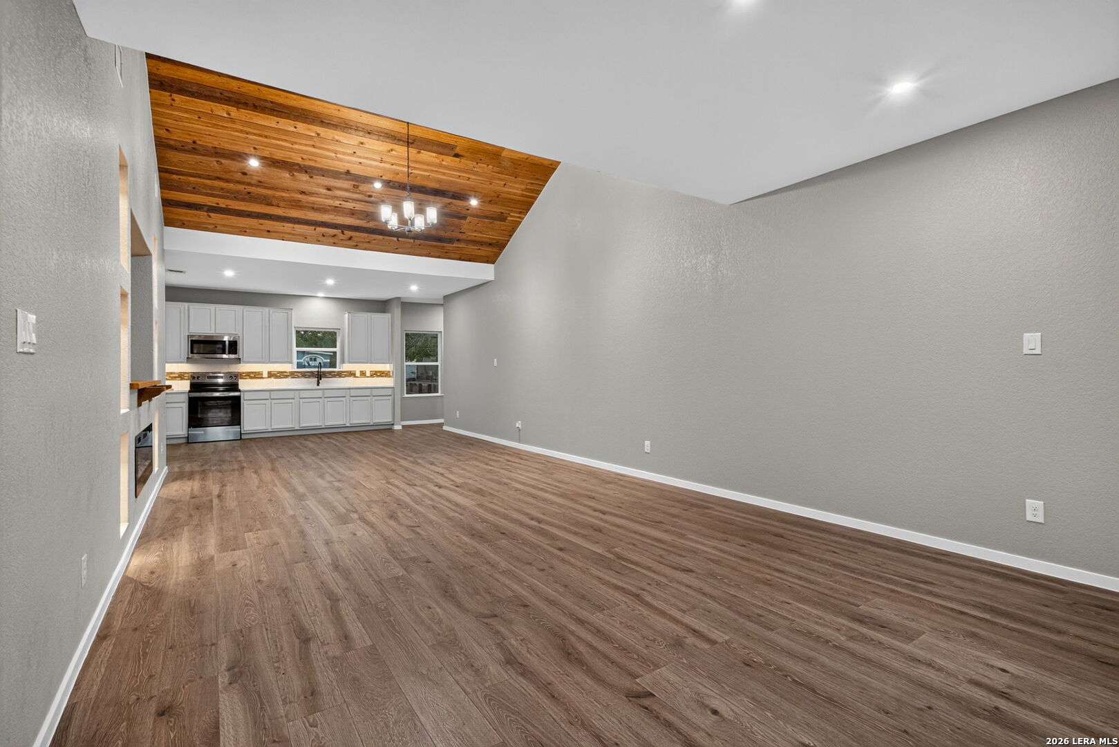 316 Royal Oaks Dr, Somerset, TX 78069