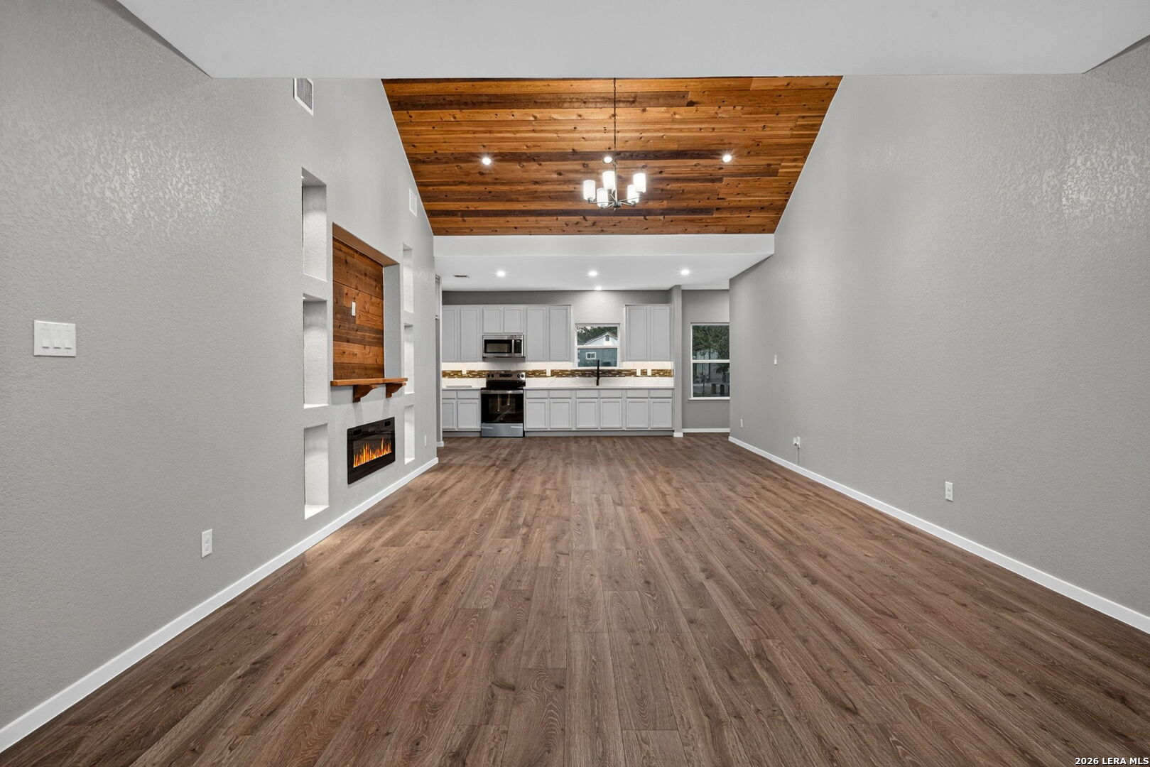 316 Royal Oaks Dr, Somerset, TX 78069