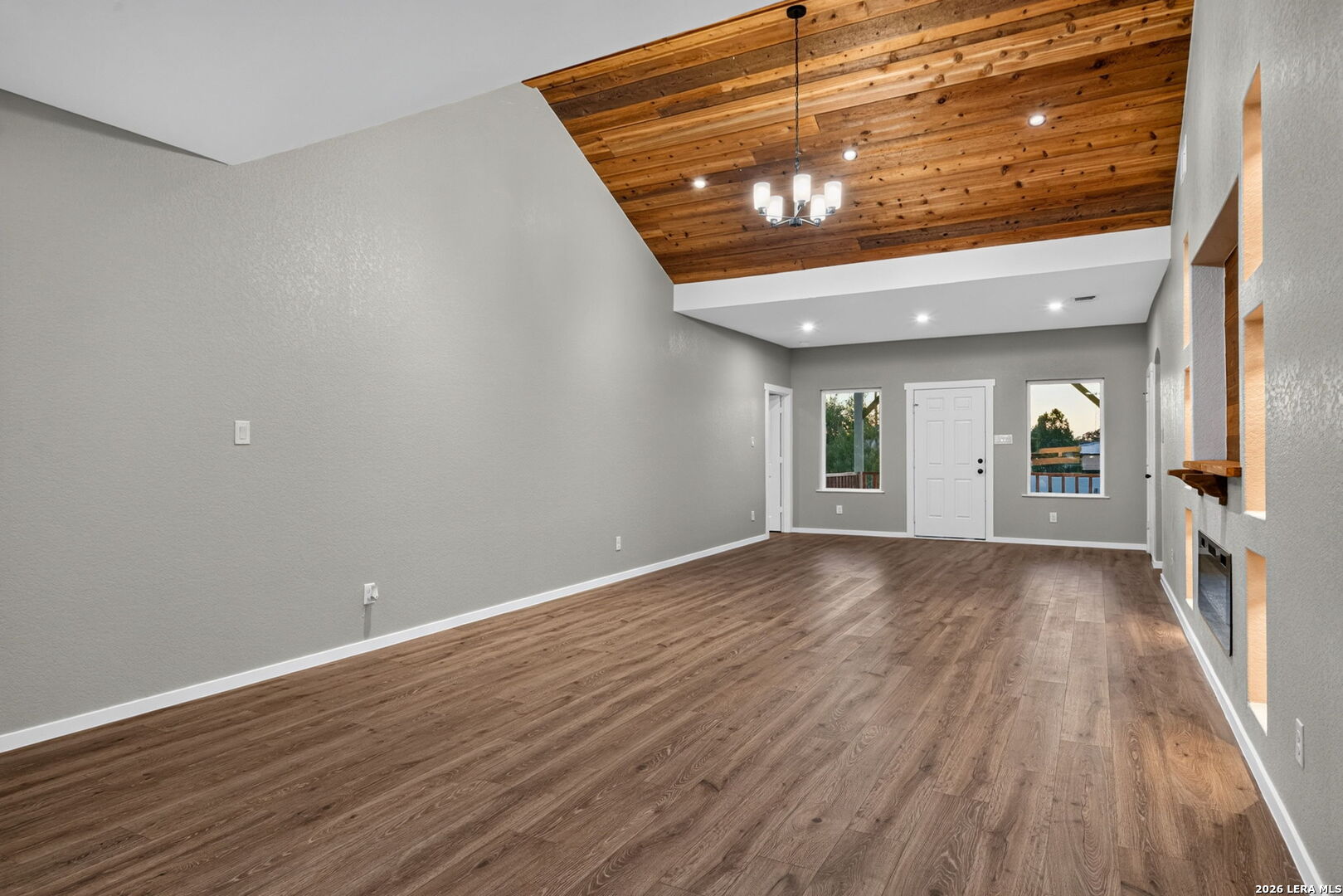 316 Royal Oaks Dr, Somerset, TX 78069
