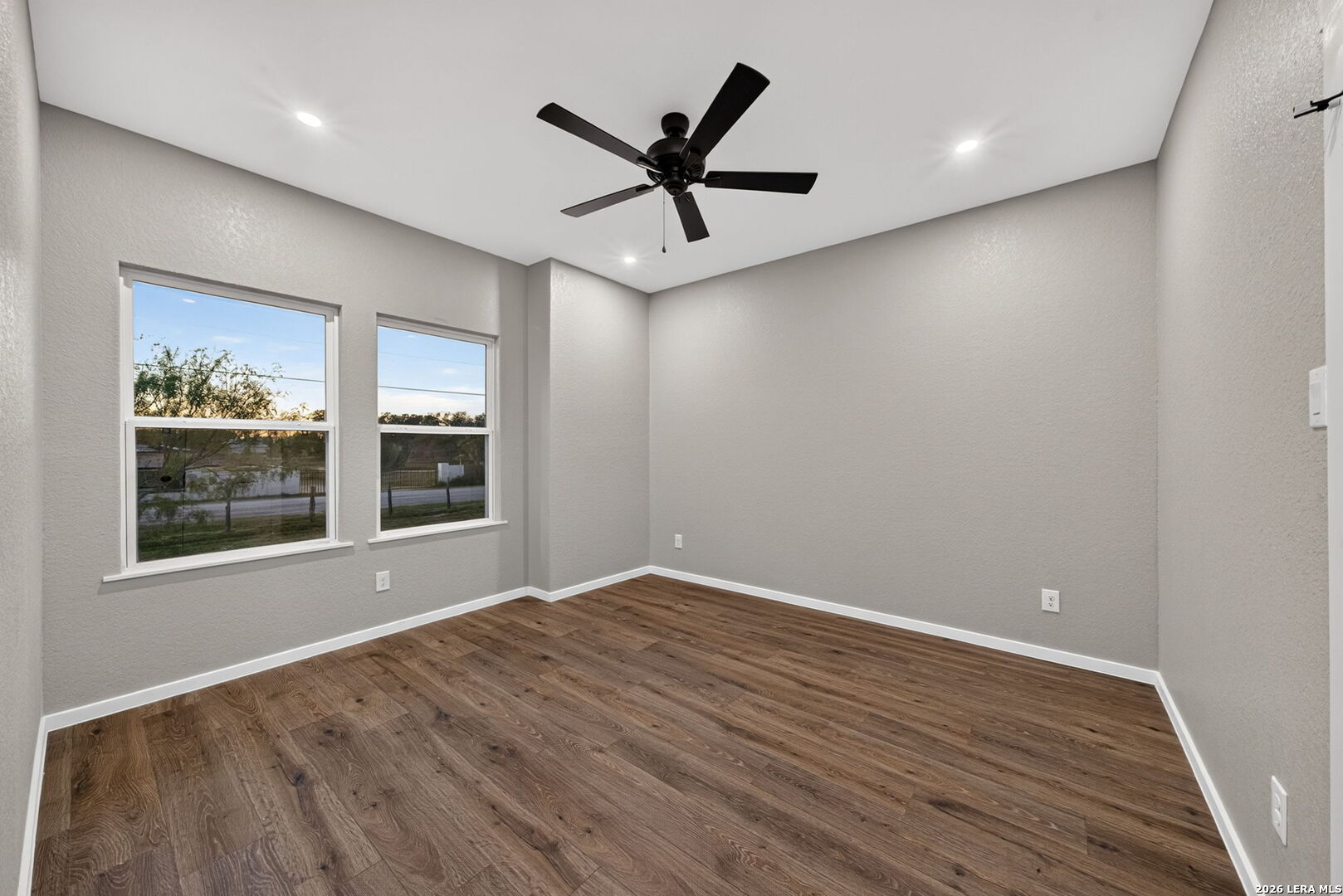 316 Royal Oaks Dr, Somerset, TX 78069