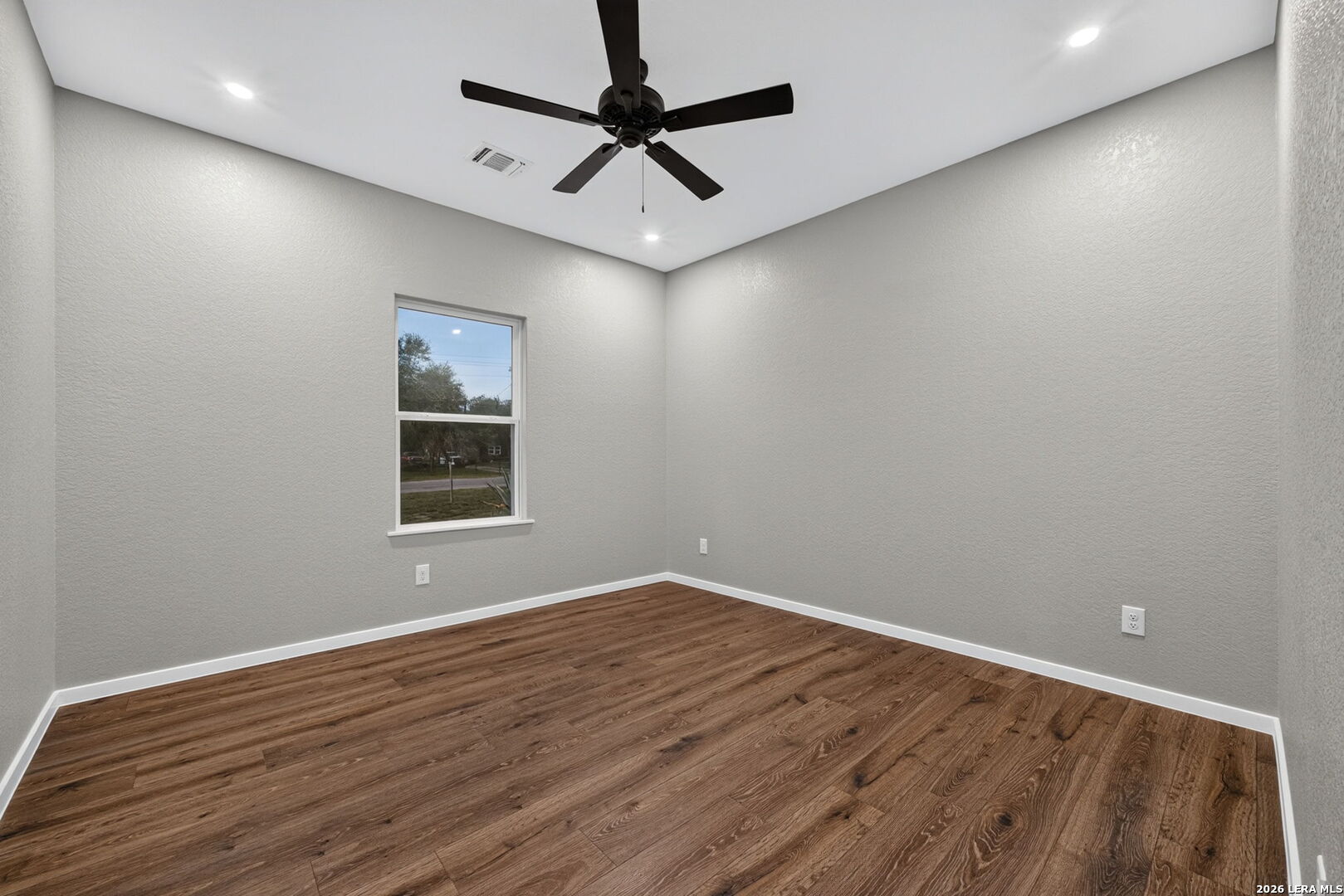 316 Royal Oaks Dr, Somerset, TX 78069