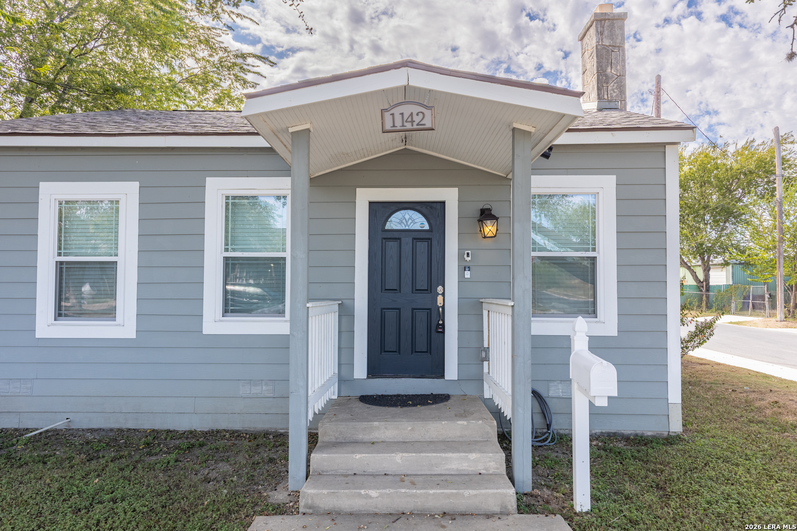 1142 W LYNWOOD AVE, San Antonio, TX 78201