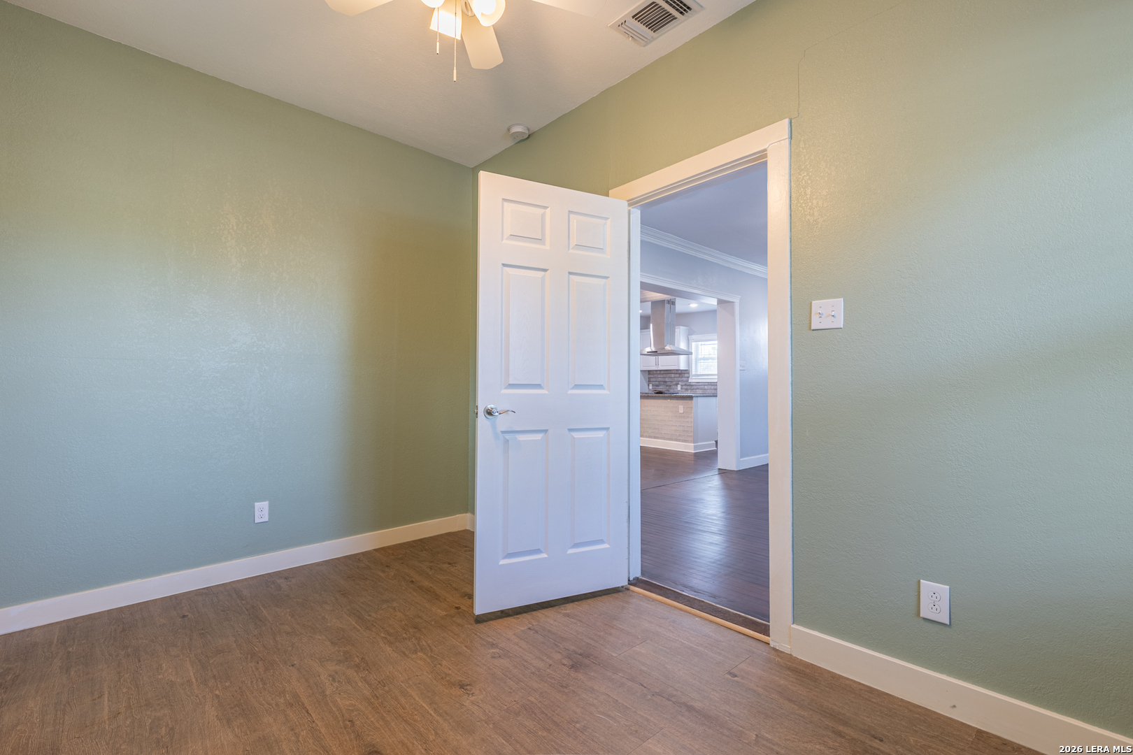 1142 W LYNWOOD AVE, San Antonio, TX 78201