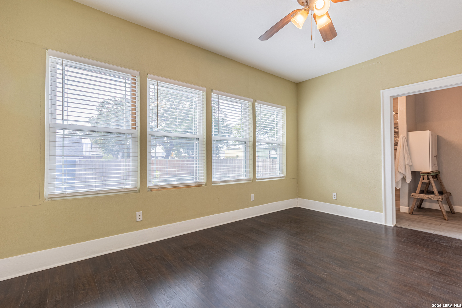 1142 W LYNWOOD AVE, San Antonio, TX 78201