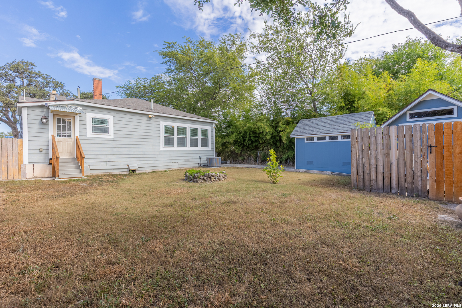1142 W LYNWOOD AVE, San Antonio, TX 78201