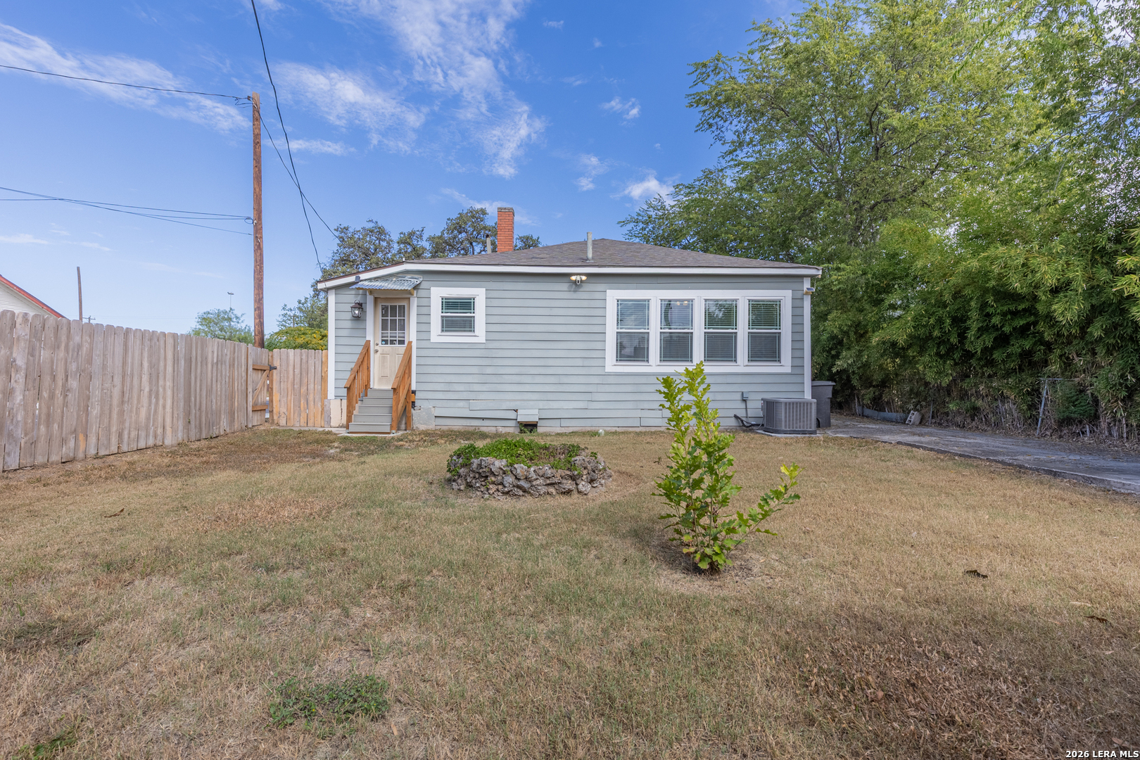 1142 W LYNWOOD AVE, San Antonio, TX 78201