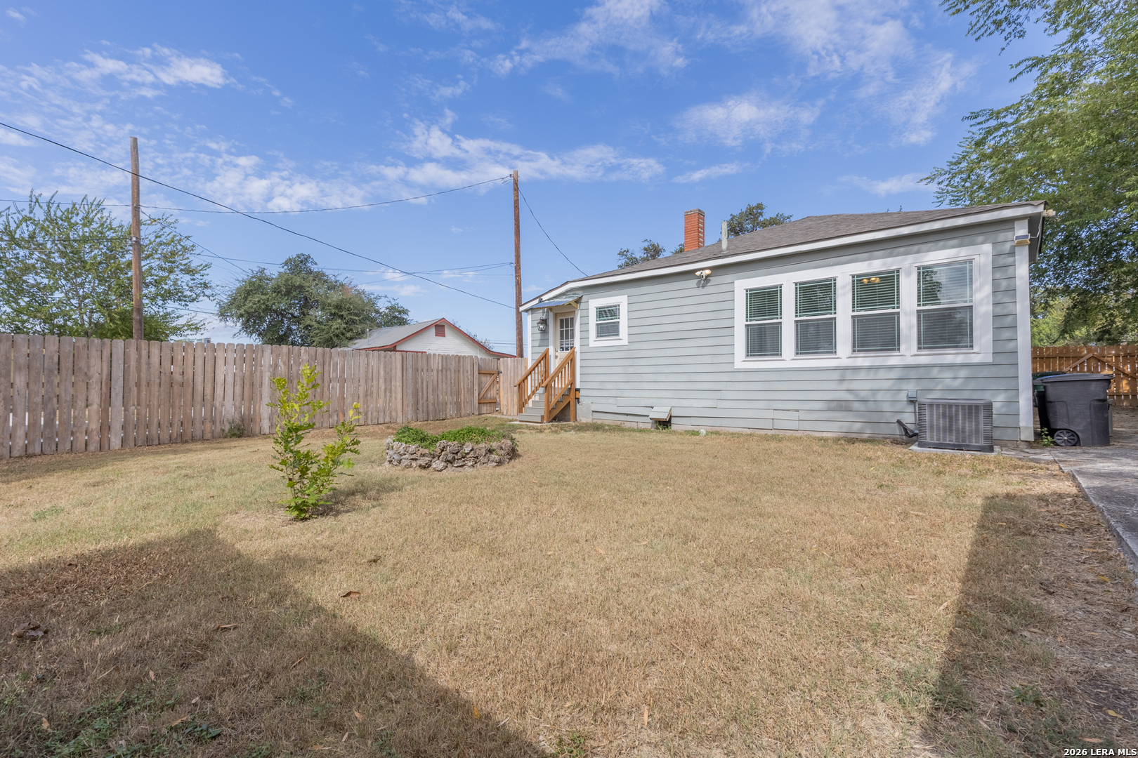 1142 W LYNWOOD AVE, San Antonio, TX 78201