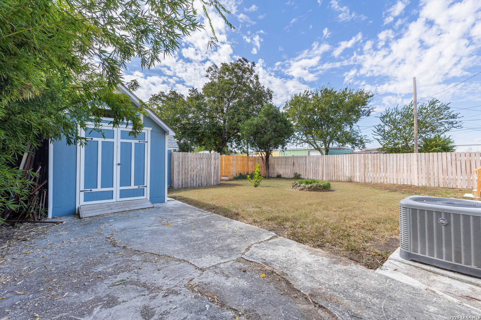 1142 W LYNWOOD AVE, San Antonio, TX 78201