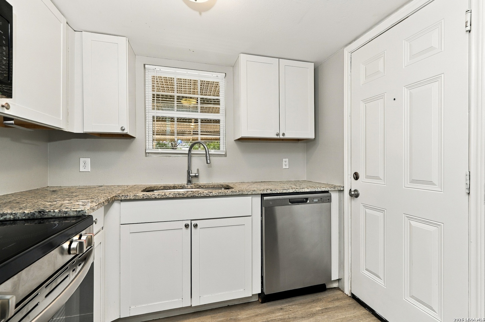 242 E Ackard Pl, San Antonio, TX 78221