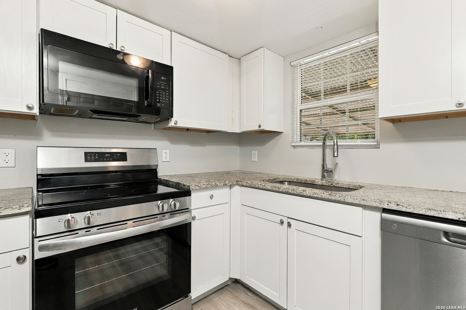 242 E Ackard Pl, San Antonio, TX 78221