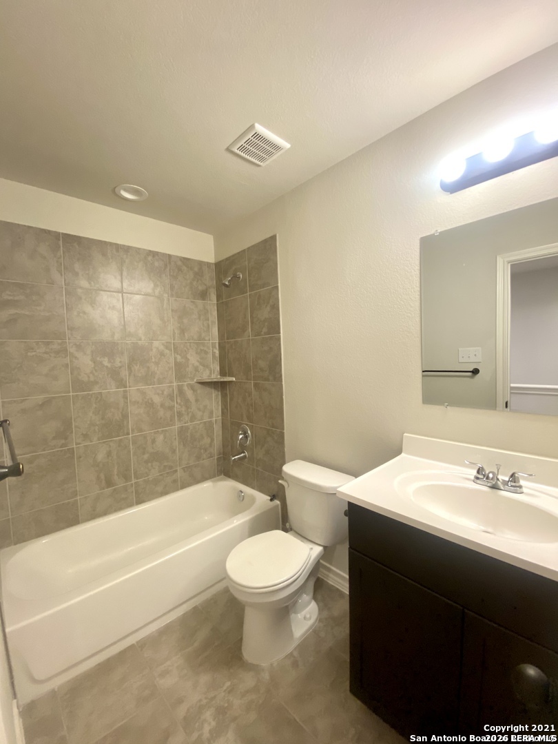 8802 SEGUIN RD, Converse, TX 78109
