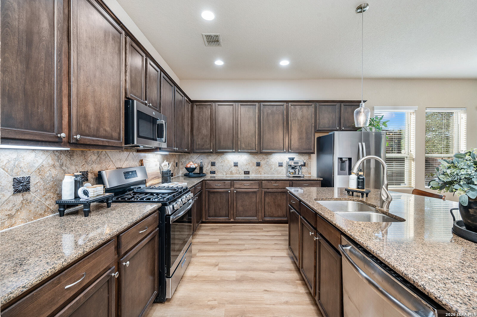 10753 Barnsford Ln, Helotes, TX 78023