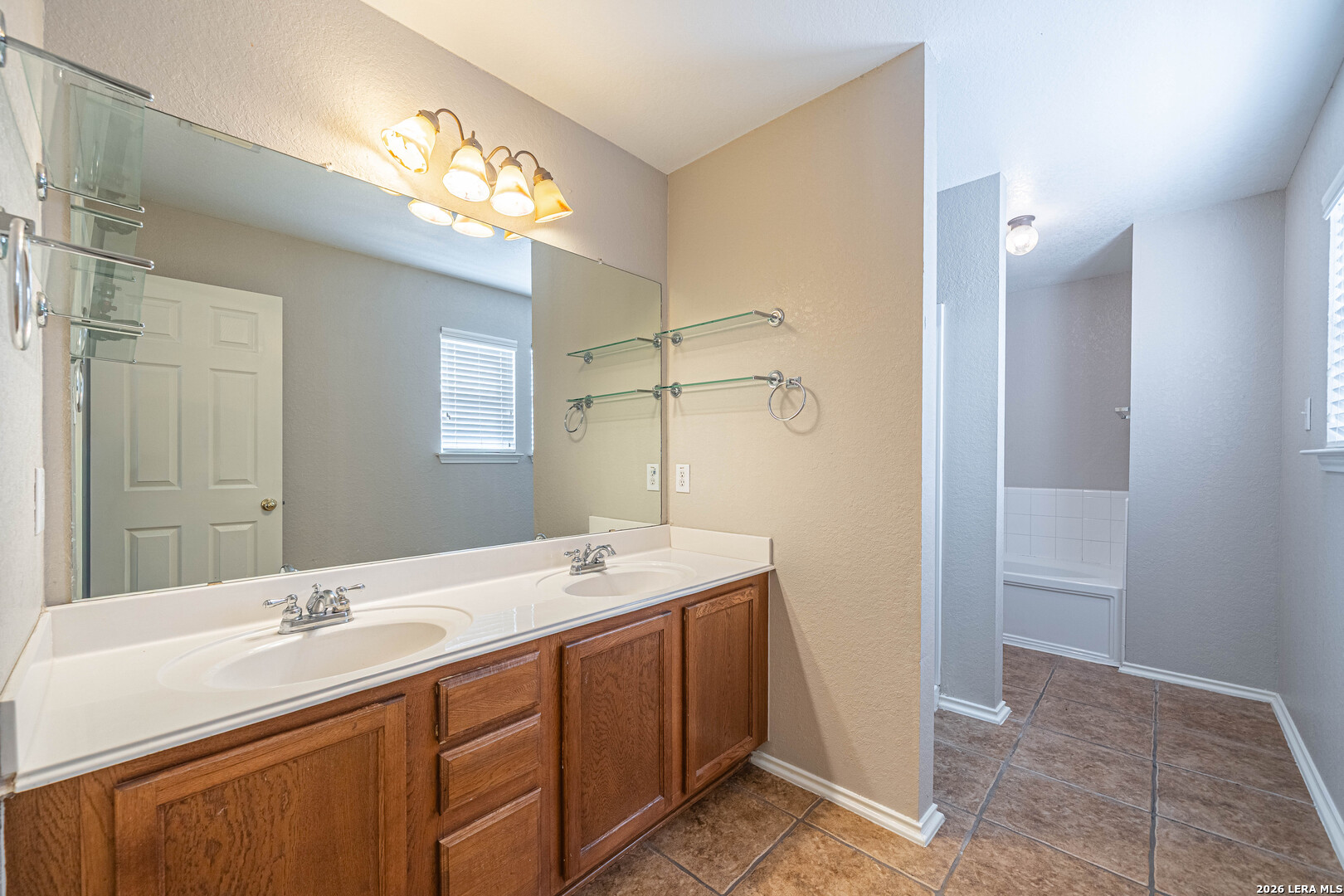 2111 RED ROCK XING, San Antonio, TX 78245