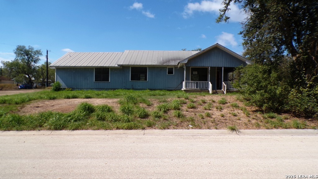 1603 HACKBERRY ST, Three Rivers, TX 78071