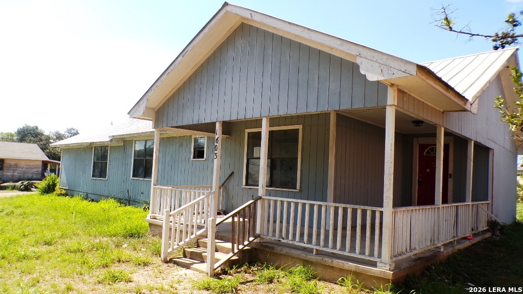 1603 HACKBERRY ST, Three Rivers, TX 78071