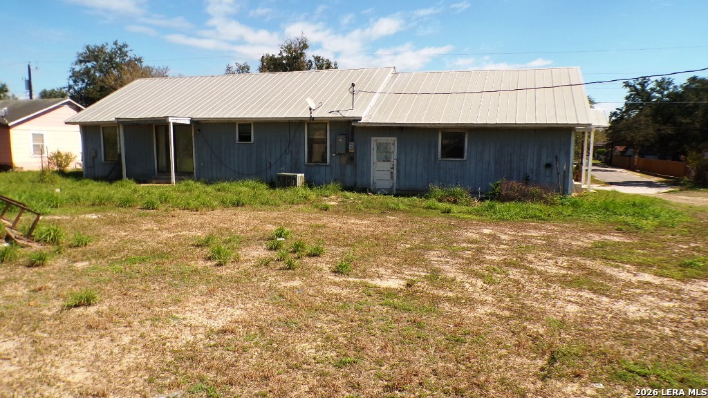 1603 HACKBERRY ST, Three Rivers, TX 78071