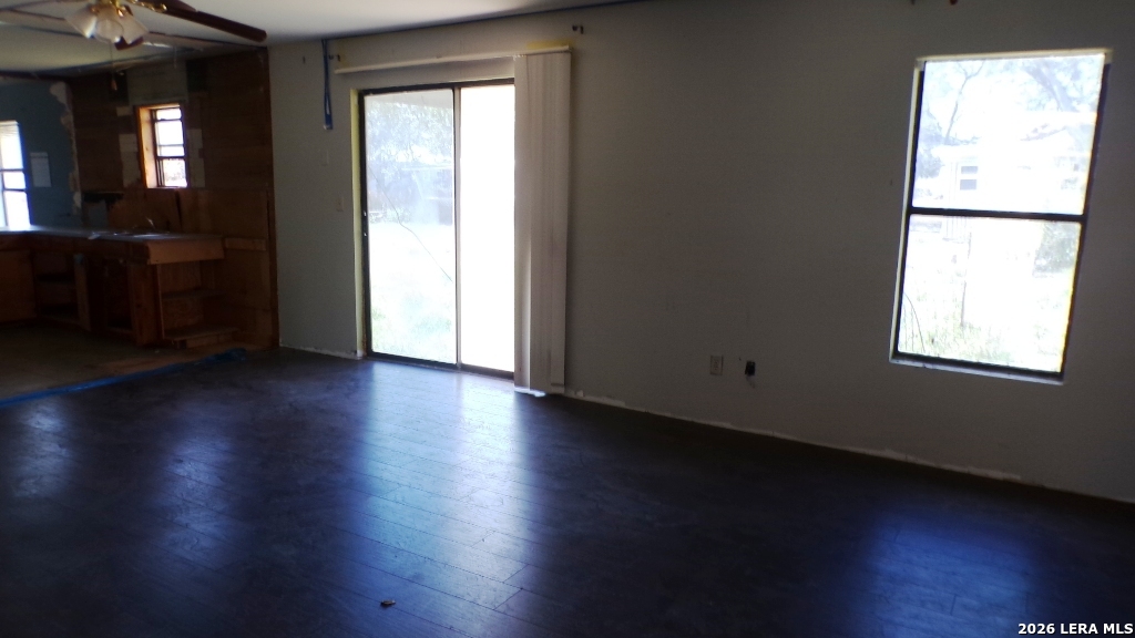 1603 HACKBERRY ST, Three Rivers, TX 78071
