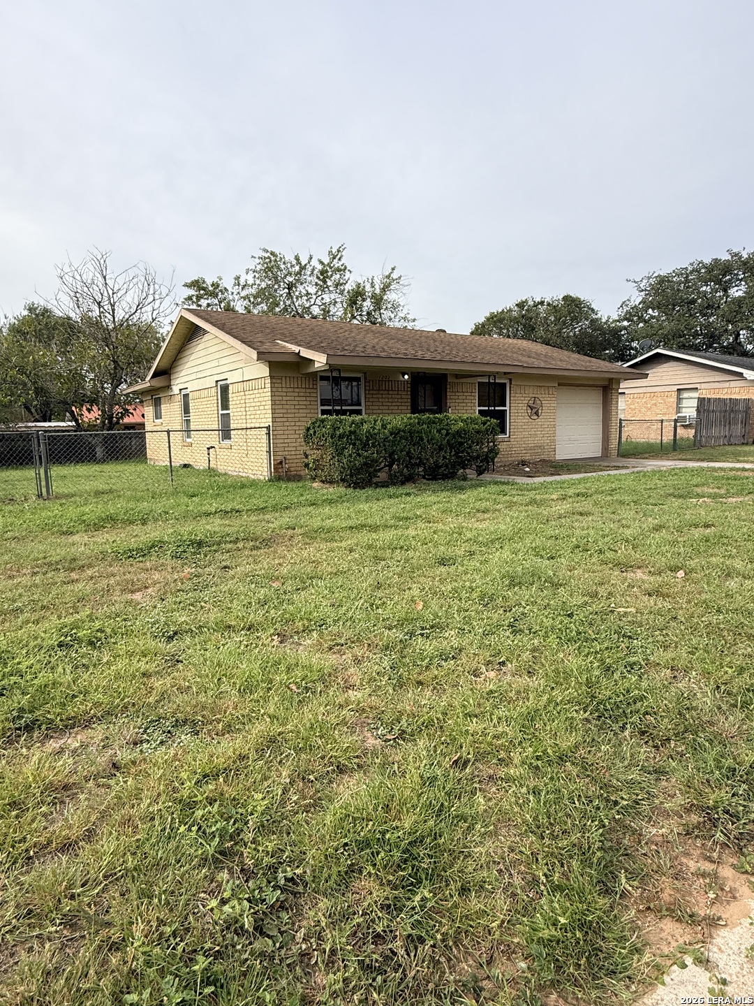 1203 VIVIAN ST, Pleasanton, TX 78064