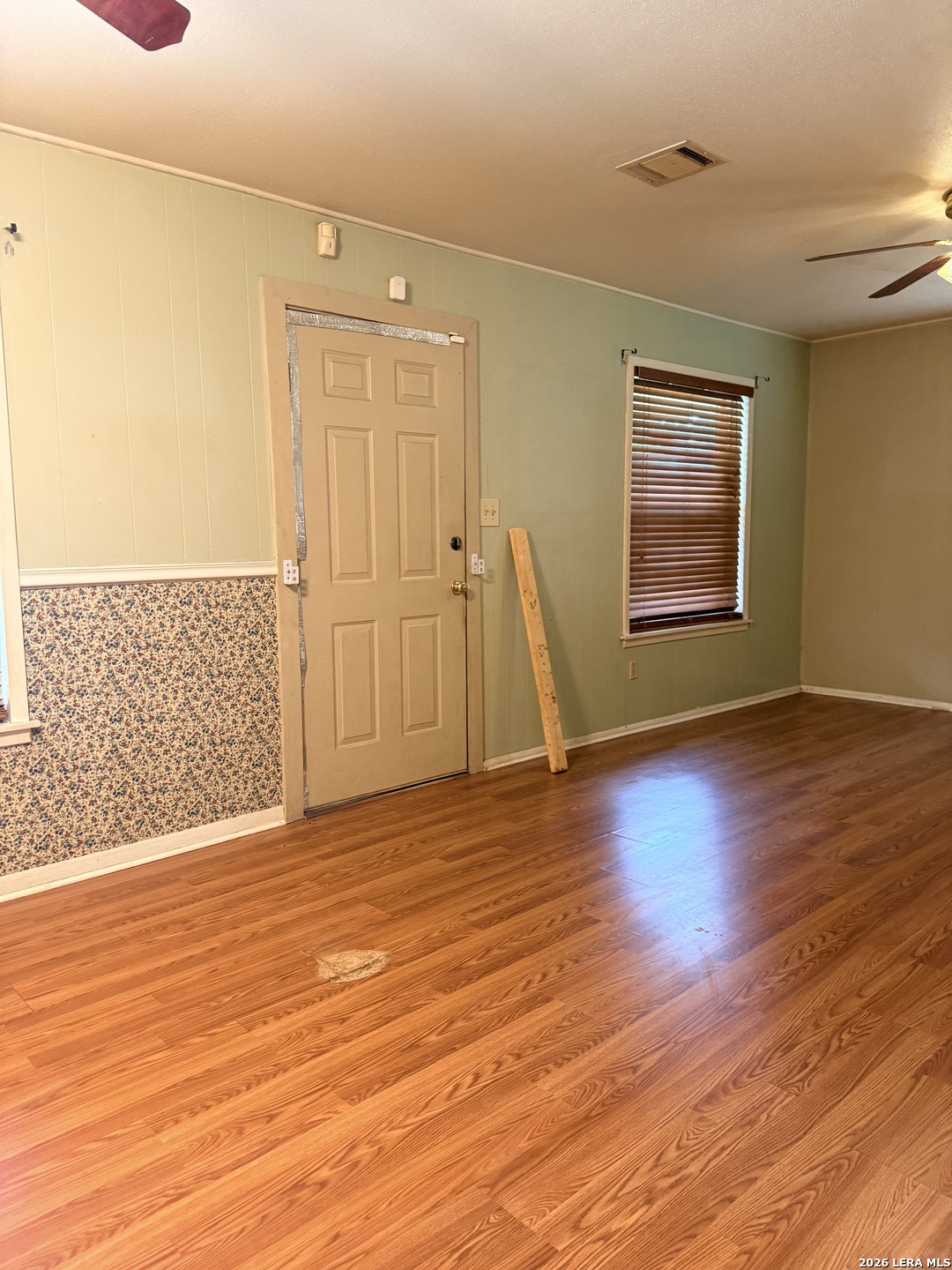 1203 VIVIAN ST, Pleasanton, TX 78064