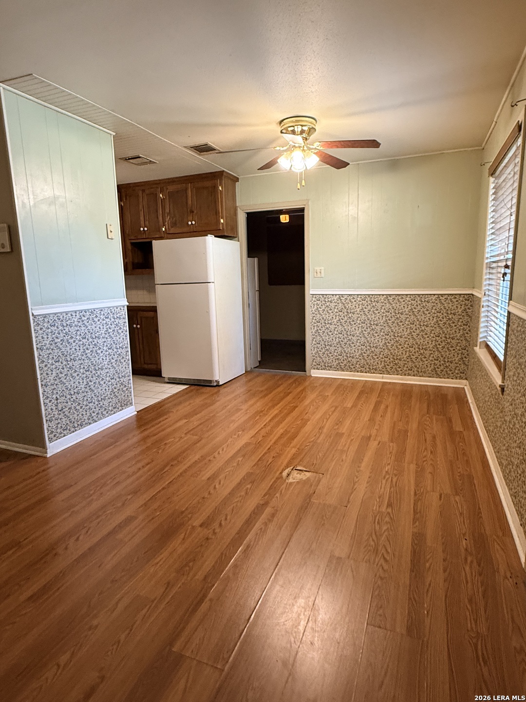 1203 VIVIAN ST, Pleasanton, TX 78064
